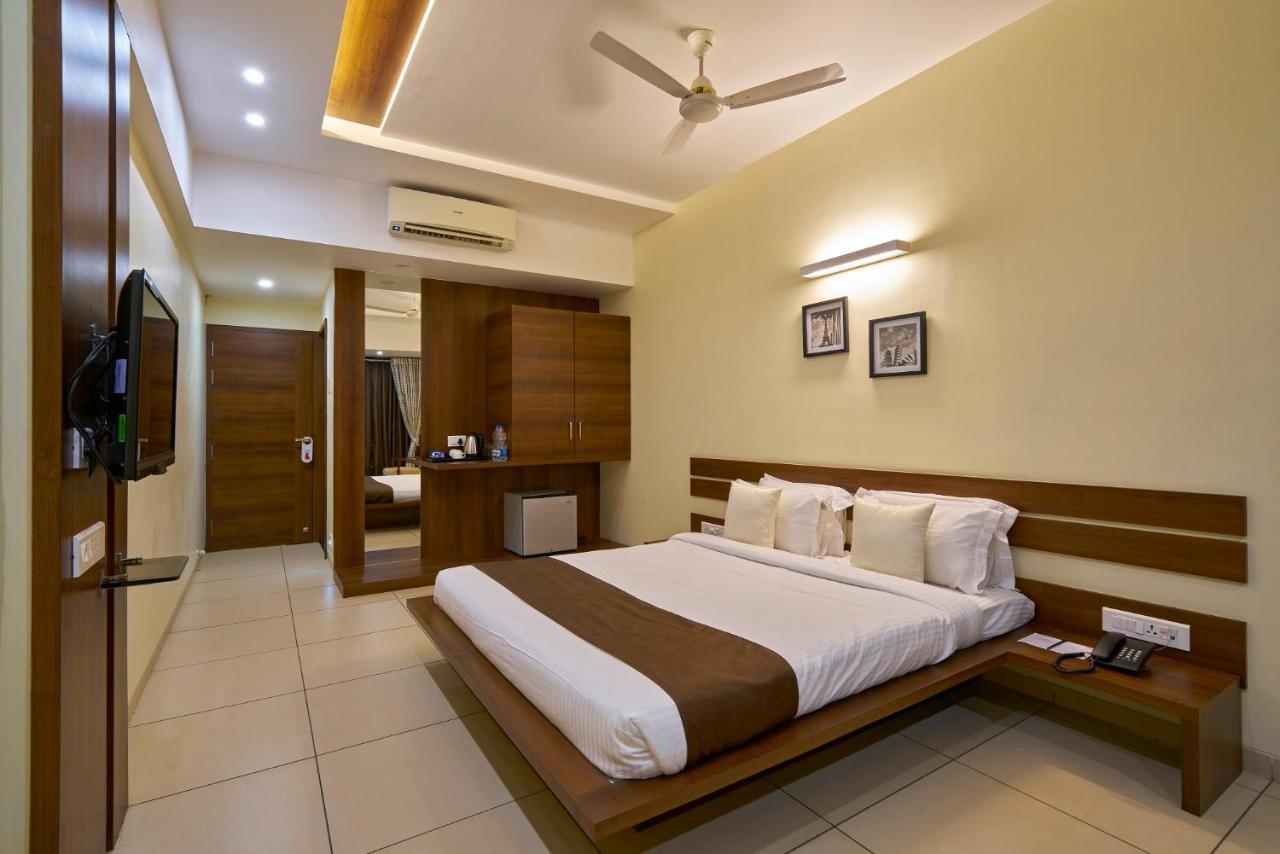 Hotel 3 Leaves Kolhapur Exterior photo